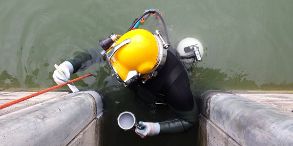 Construction diver pulls on the hose line at the lake Austria Taucherteamm