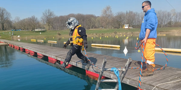 Commercial divers Wakepark mast control, entry from the jetty