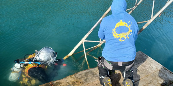 Helmet diver mast renovation underwater coating