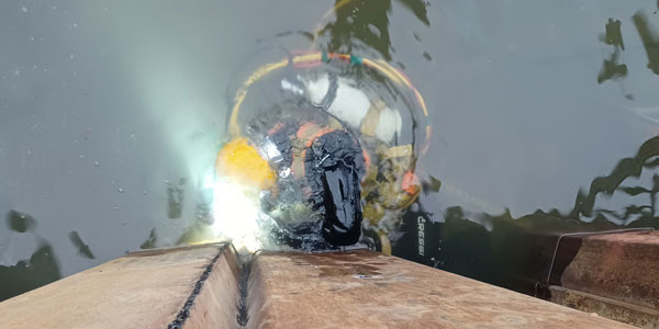 Diving worker welds in the water Germany
